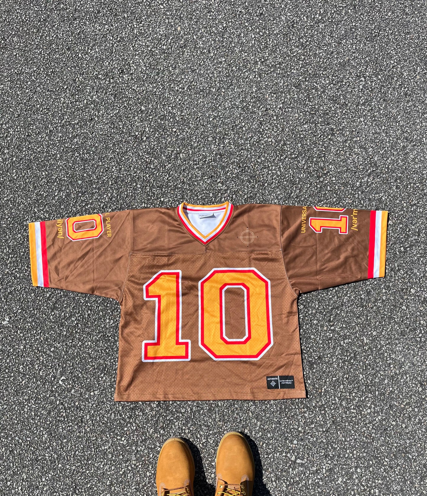 "UNIVERSAL PLAYER" Cropped American Football Jersey (Brown)