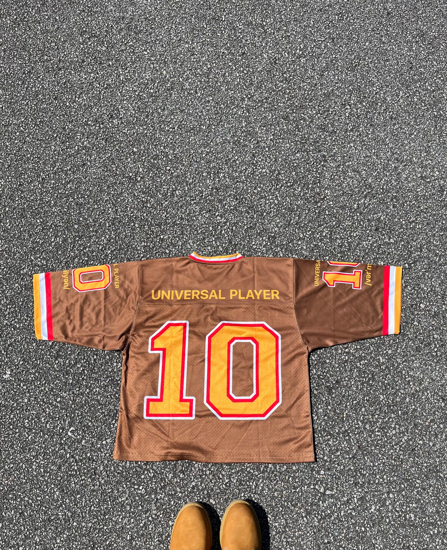 "UNIVERSAL PLAYER" Cropped American Football Jersey (Brown)